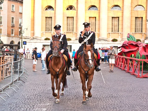La police à cheval surveille et aide les spectateurs à entrer — Photo