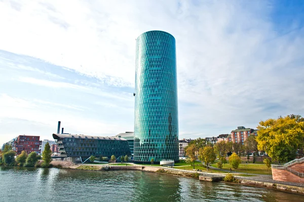 Frankfurt, Németország - 21 július: frankfurt westhafen-torony a folyó — Stock Fotó