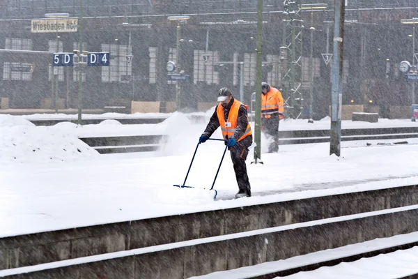 Pulizia dei lavoratori forma piatta per treno ad alta velocità in inverno — Foto Stock