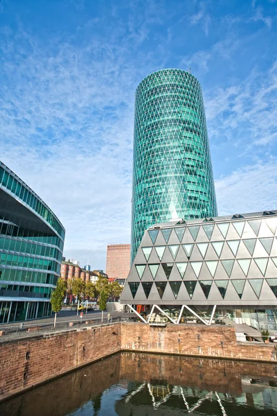 Frankfurt üzleti központban folyó fő Nyugat kikötő területén — Stock Fotó