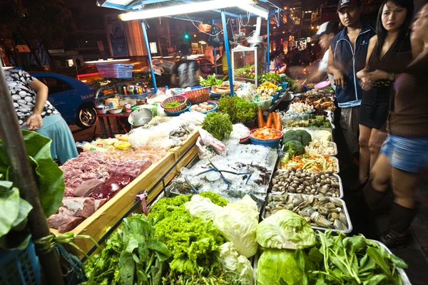 Peşte şi legume proaspete oferite pe piaţa nocturnă — Fotografie, imagine de stoc