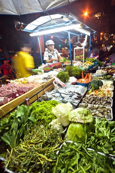Peixes e legumes frescos oferecidos no mercado noturno — Fotografia de Stock