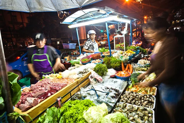 Peşte şi legume proaspete oferite pe piaţa nocturnă — Fotografie, imagine de stoc