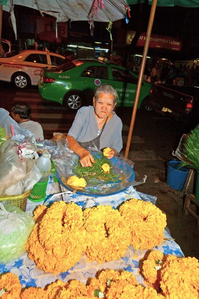 Verkopen bloemen op pak Klong thalat markt — Stockfoto