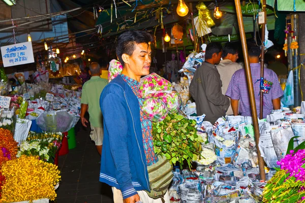 Verkopen bloemen op pak Klong thalat markt — Stockfoto