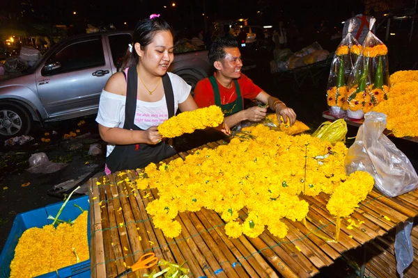 Selling flowers at Pak Khlong Thalat market — Stock Photo, Image