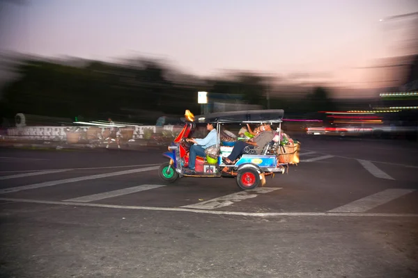 Regresando del mercado nocturno —  Fotos de Stock