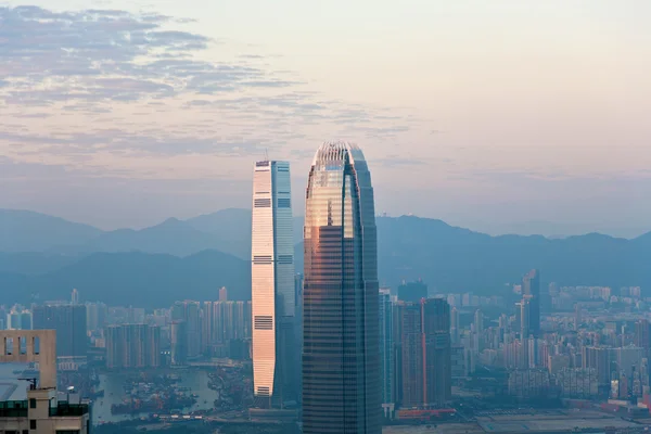 Κορυφή του ουρανοξύστη ifc από τη νύχτα, με πανοραμική θέα του Χονγκ Κονγκ — Φωτογραφία Αρχείου