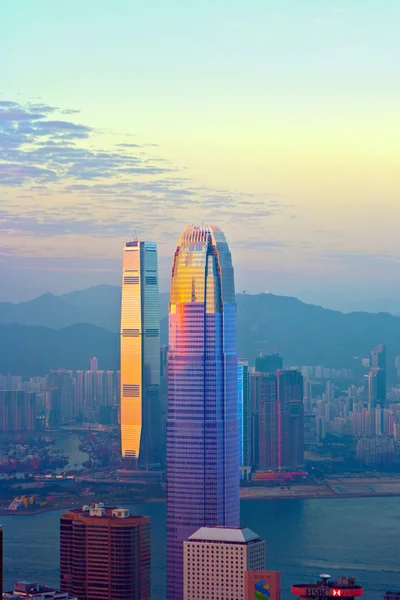 Parte superior de rascacielos IFC por la noche con panorama de Hong Kong —  Fotos de Stock