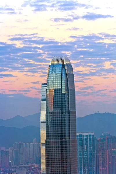 顶部的由夜摩天大楼国际金融公司与香港全景 — 图库照片