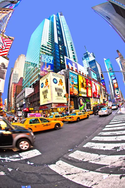 Times Square, caratterizzato da teatri di Broadway e un numero enorme di — Foto Stock