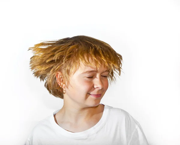 Mutlu çocuk sallayarak saçları — Stok fotoğraf