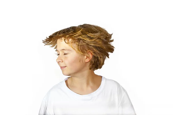 Lycklig pojke skakar hans hår — Stockfoto