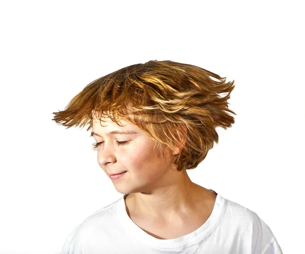 Rapaz feliz balançando o cabelo — Fotografia de Stock