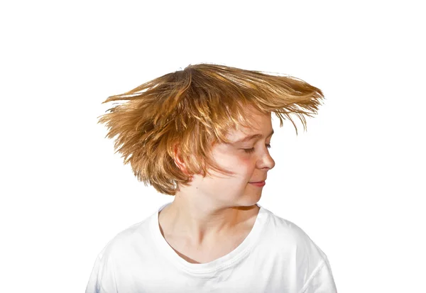 Rapaz feliz balançando o cabelo — Fotografia de Stock