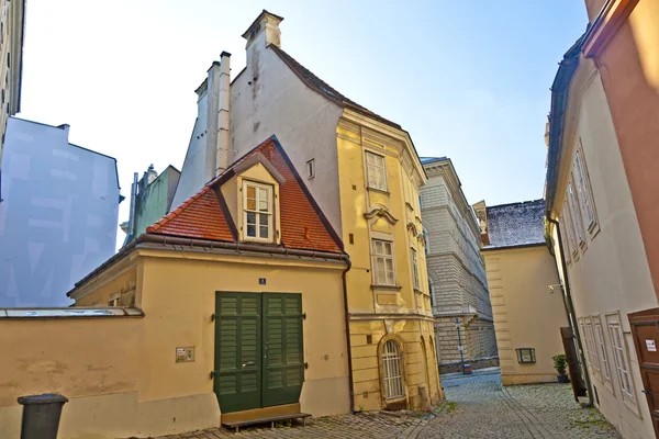 Casas antigas típicas em Viena primeiro distrito na famosa área M — Fotografia de Stock