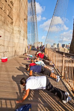 push-up new York'ta brooklyn köprüsünde