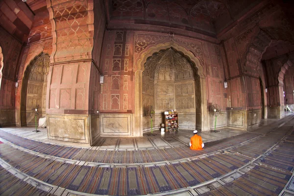 Man bidden in de moskee jama masjid in delhi — Stockfoto