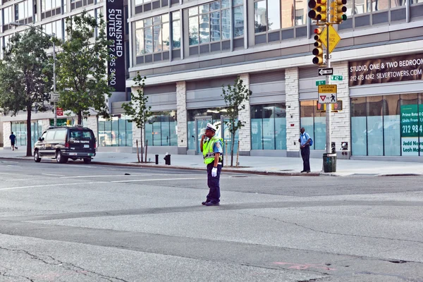 Policeman in New York regulates the traffic — Stock Photo, Image