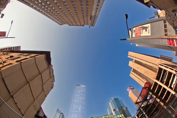Große Wolkenkratzer in engen Straßen — Stockfoto
