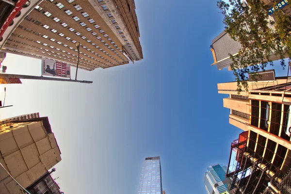 Große Wolkenkratzer in engen Straßen — Stockfoto