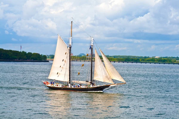 Barco de vela se está cruzando en la Bahía de Nueva York —  Fotos de Stock