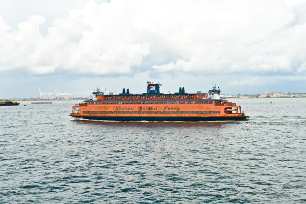 Staten Island Ferry está navegando na baía — Fotografia de Stock