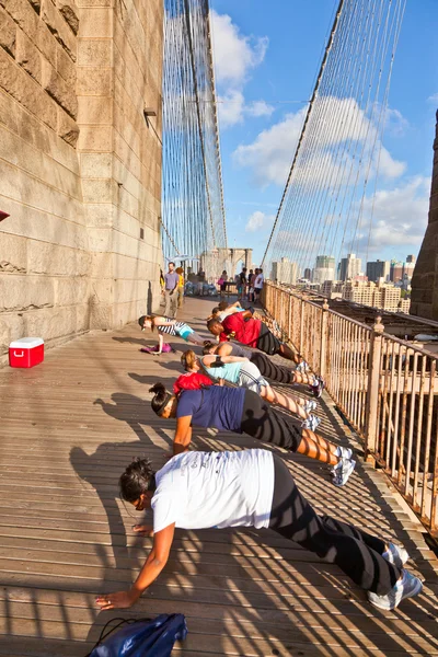 Push-up på brooklyn bridge i new york — Stockfoto