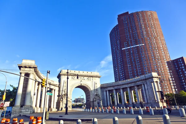 Gate to manhattan Bridge in new York with construction site and — Stock Photo, Image