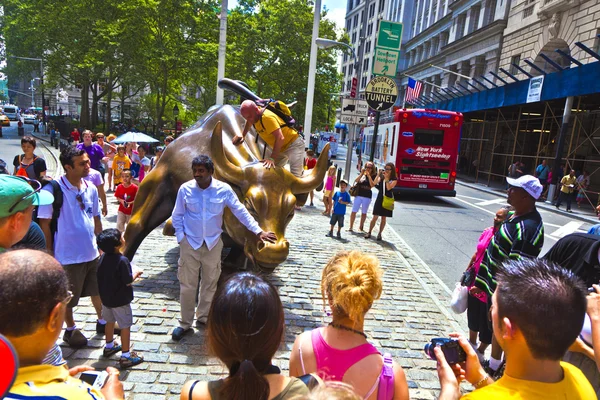 充电公牛在曼哈顿下城的里程碑 — 图库照片