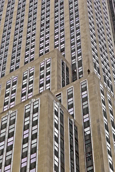 Fachada de Rascacielos con estatua de hombre —  Fotos de Stock