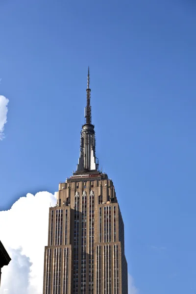 View to the top of the empire State Building early afternoon in — Stock Photo, Image