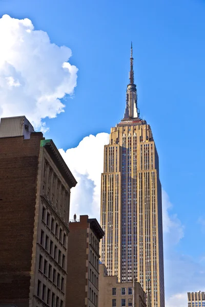 Vista nel pomeriggio fino alla cima dell'Empire State Building — Foto Stock