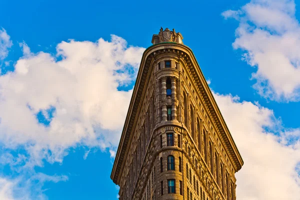 Facade of the Flatiron building with iron statue of Man — Stock Photo, Image