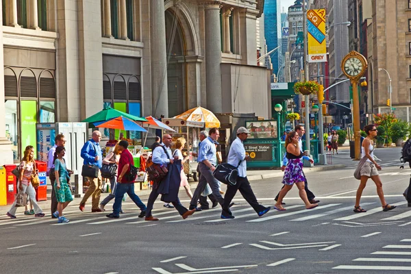 Haast downtown manhattan en steek de straat — Stockfoto