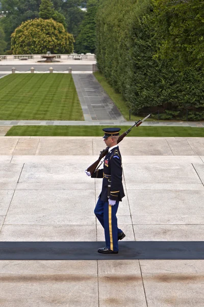Mengubah penjaga di Pemakaman Nasional Arlington di Washington — Stok Foto