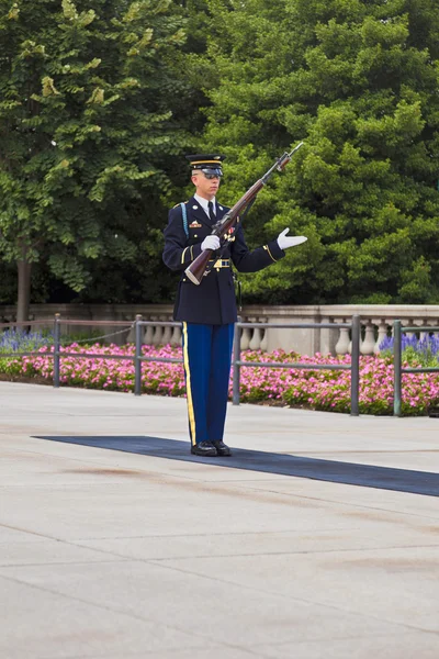 Mengubah penjaga di Pemakaman Nasional Arlington di Washington — Stok Foto