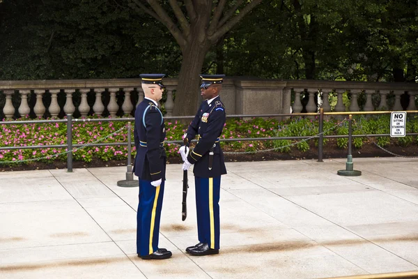 Mengubah penjaga di Pemakaman Nasional Arlington di Washington — Stok Foto