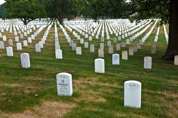 Tumbas en el cementerio nacional de Arlington en Washington — Foto de Stock