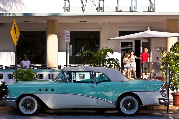 Midday view at ocean drive to the art deco buildings in Miami so — Stock Photo, Image