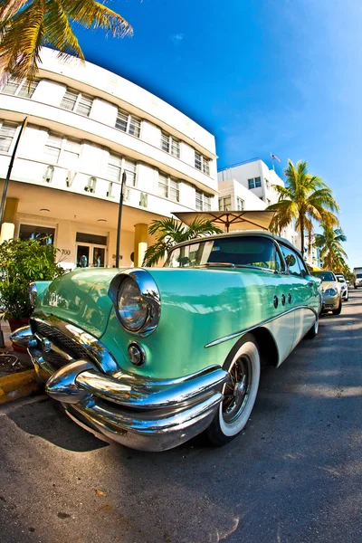 Midday view at ocean drive to the art deco buildings in Miami so — Stock Photo, Image