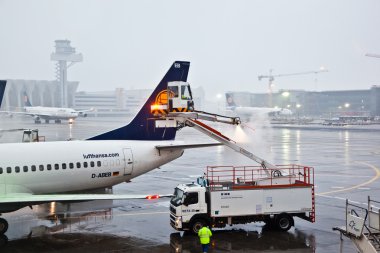 işçi deices frankfurt Airport'ta ovasında kanat