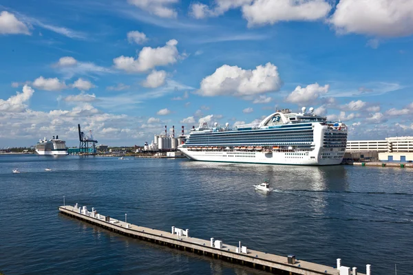 Cruiseschip in de haven — Stockfoto