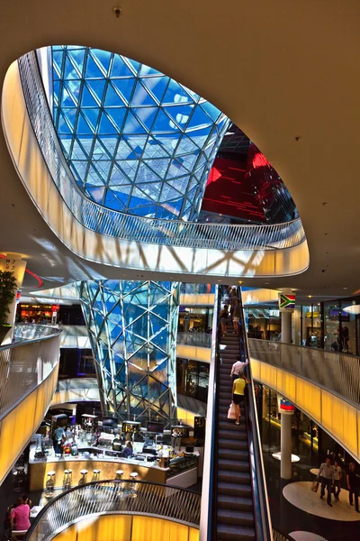 Modern arkitektur i den nyligen invigd köpcentrum myz — Stockfoto