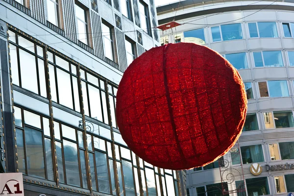Les rues sont décorées avec des ornements de boule de Noël rouge — Photo