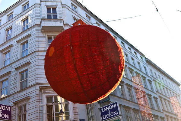 Улицы украшены красными рождественскими безделушками — стоковое фото
