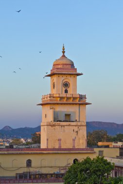 Jaipur 'da gün batımında ünlü saat kulesi