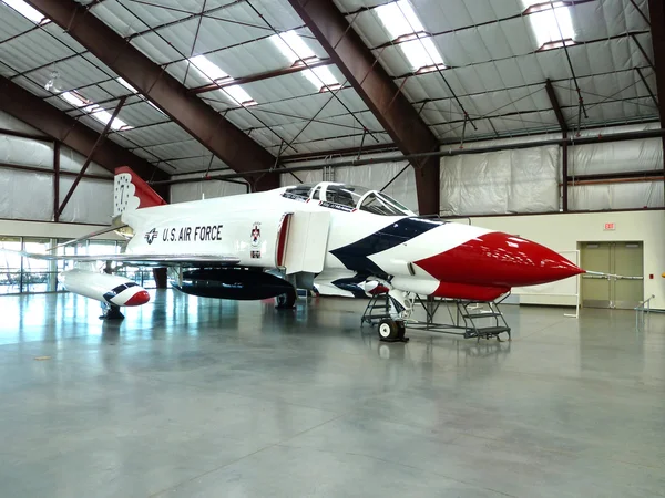 Vliegtuigen in de lucht- en ruimtevaart museum van pima — Stockfoto