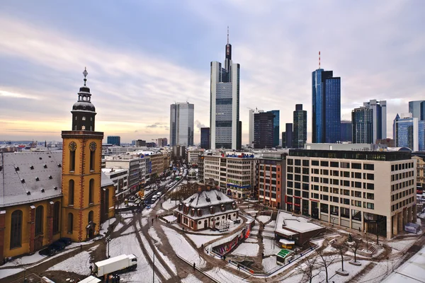 Widok na panoramę Frankfurtu z ucha hauptwache oraz drapacz chmur — Zdjęcie stockowe