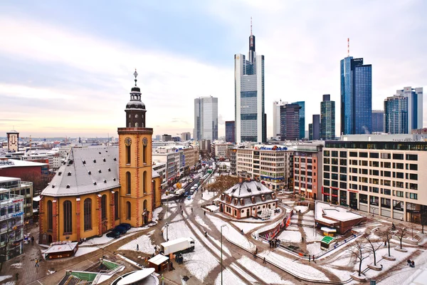 Pohled na panorama Frankfurtu hauptwache a mrakodrap ucho. — Stock fotografie